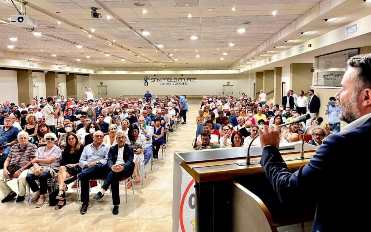 "Fronte disgregato da Letta", Di Paola: "Io in lista per l'Ars, nei punti no inceneritori" - Di Paola durante l'assemblea regionale