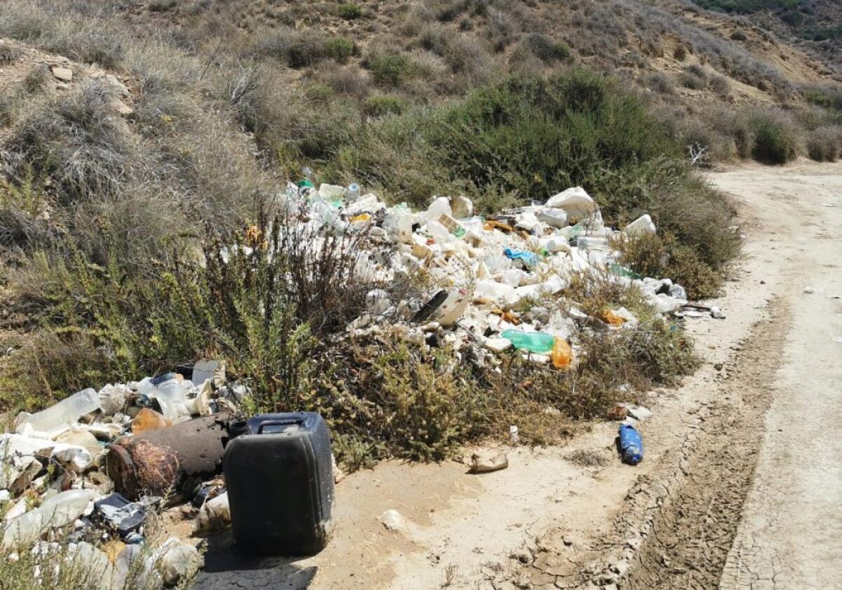 Montelungo, rifiuti speciali a ridosso della spiaggia: regolamento fermo da quasi un anno - In diverse zone di Montelungo vengono smaltiti rifiuti speciali