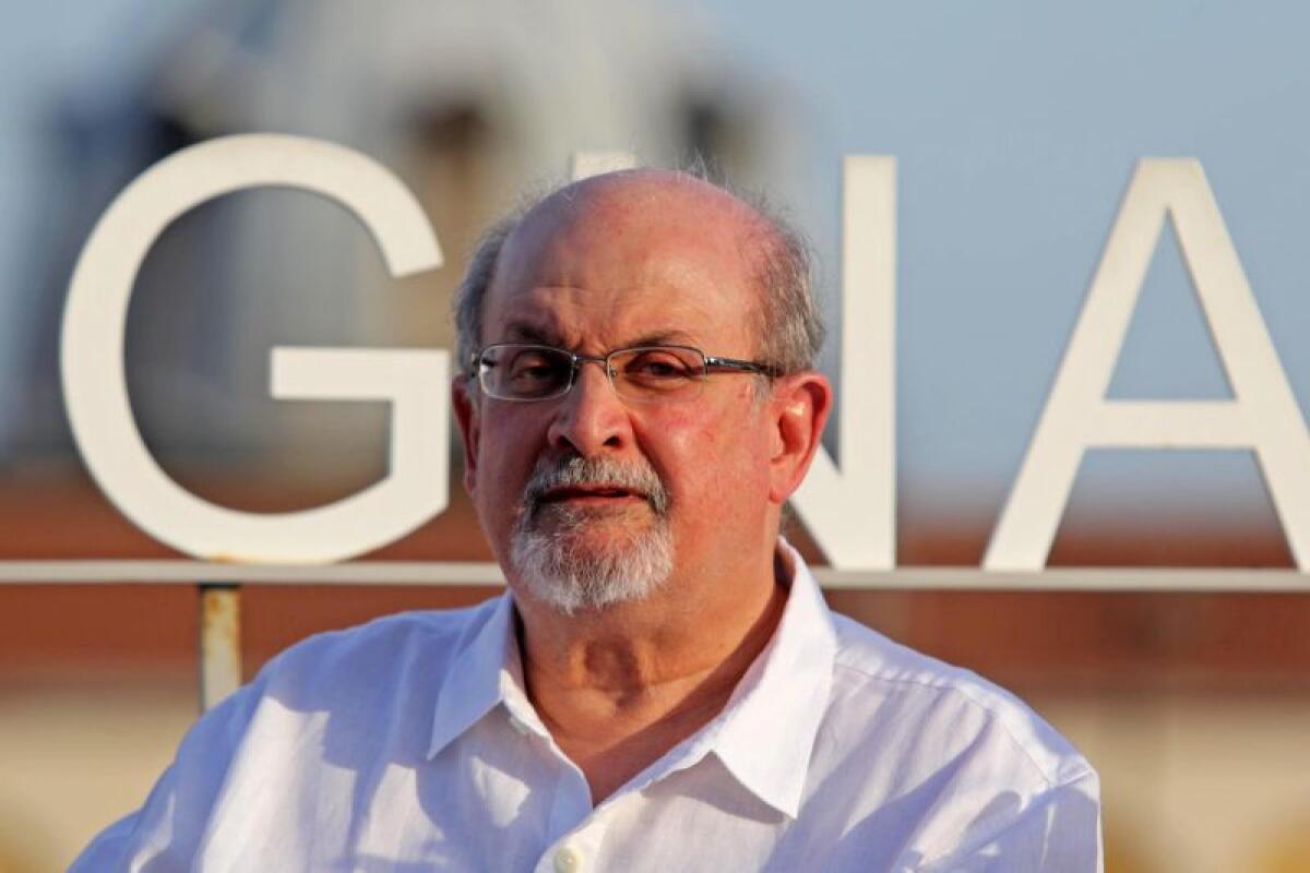 Salman Rushdie operato è attaccato a un respiratore - 
