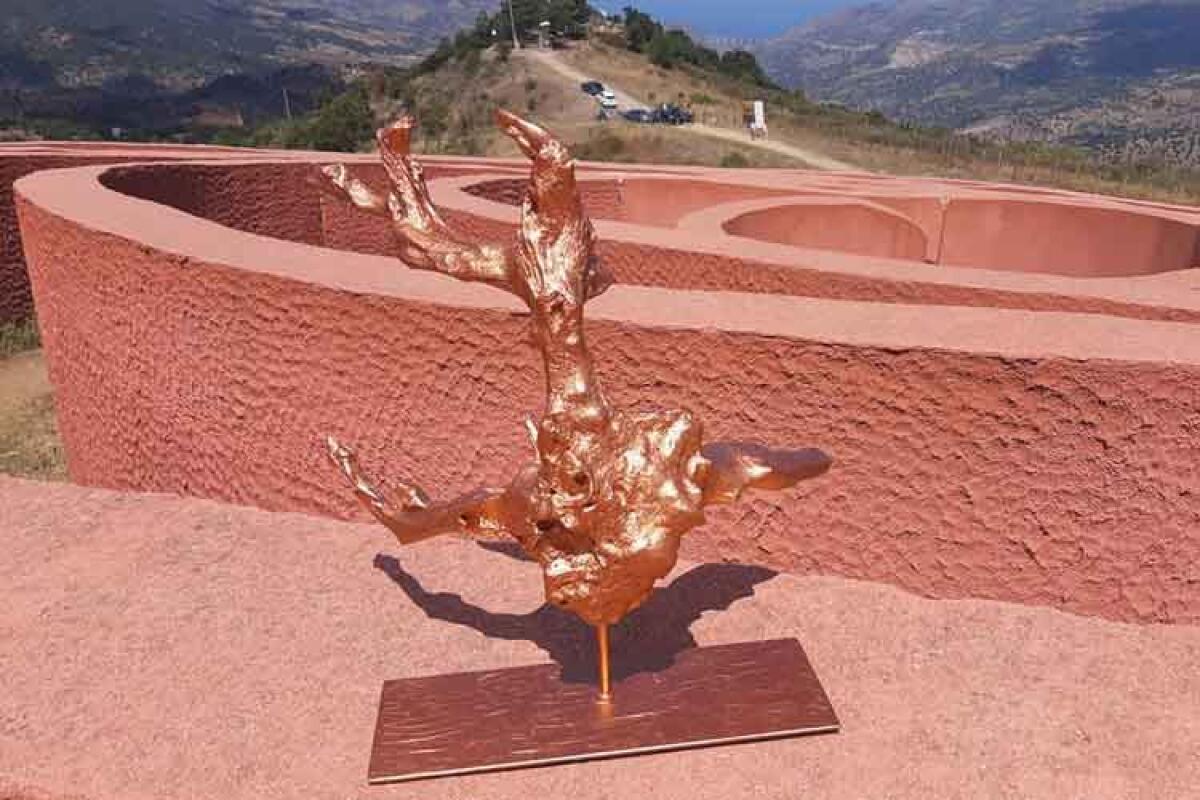 “Dorata” ancora in vetrina, la lampada di Maurizio Russo a Castel di Lucio - Nella foto l'opera di Maurizio Russo.