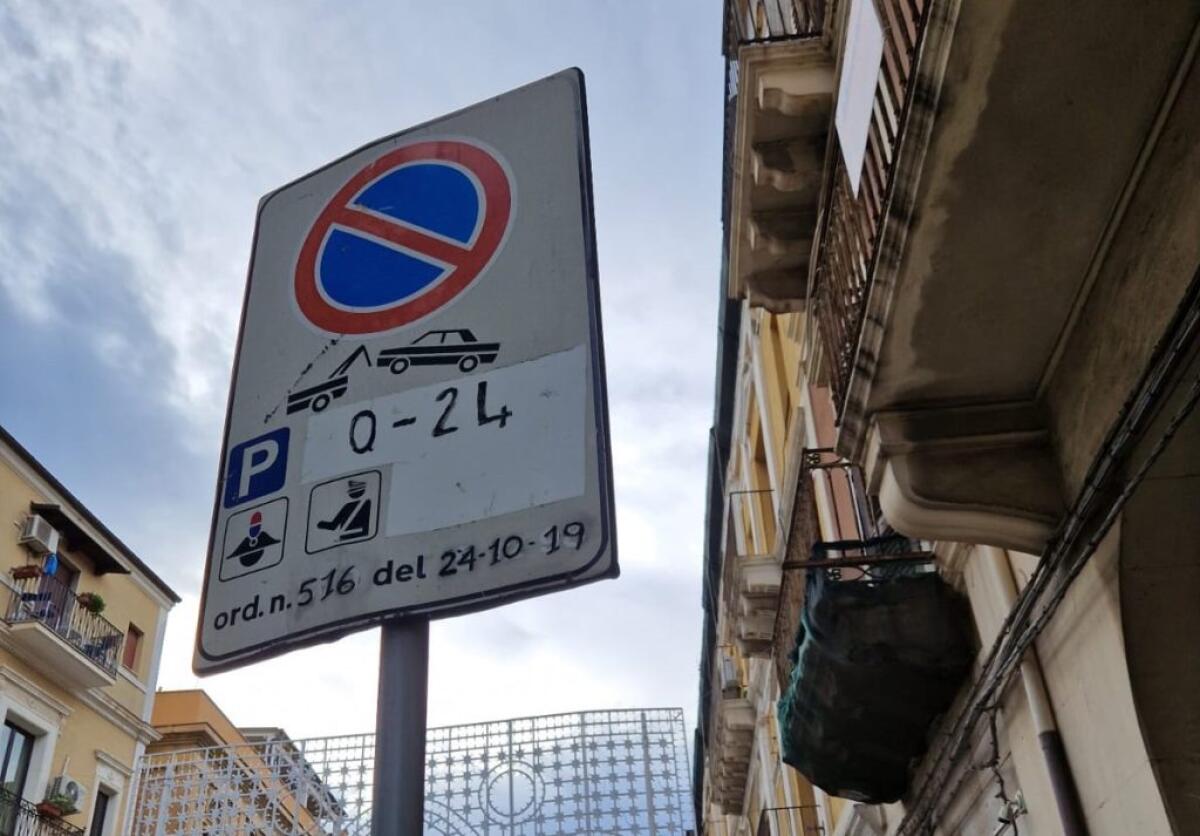 Divieto in centro storico, esercenti: "Va rimosso, non ci sono più esigenze di sicurezza" - Il divieto in corso Vittorio Emanuele