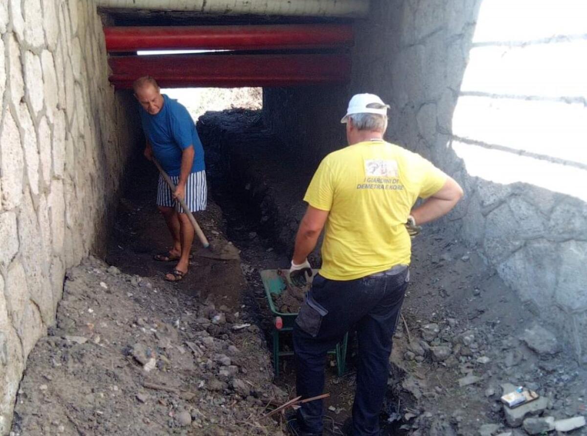 Il vecchio sottopasso accesso per le baie a mare, continua il lavoro dei volontari - I lavori nel sottopasso