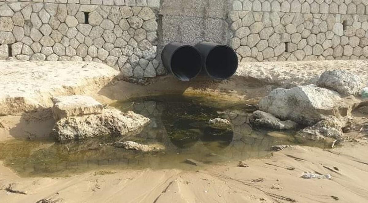 Rischio sversamenti sul lungomare, timori per lo scarico a ridosso della spiaggia - 