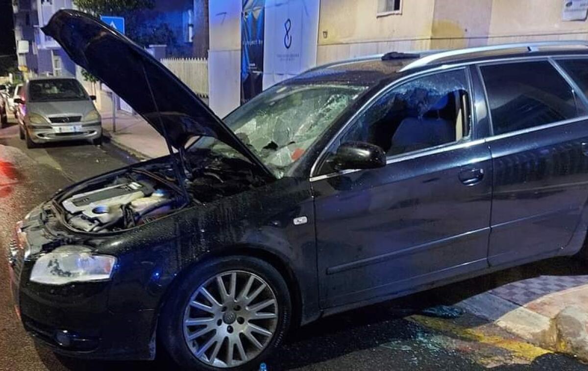Fiamme ad un'Audi in via Meli, incendiari ripresi dai sistemi di videosorveglianza - L'auto danneggiata