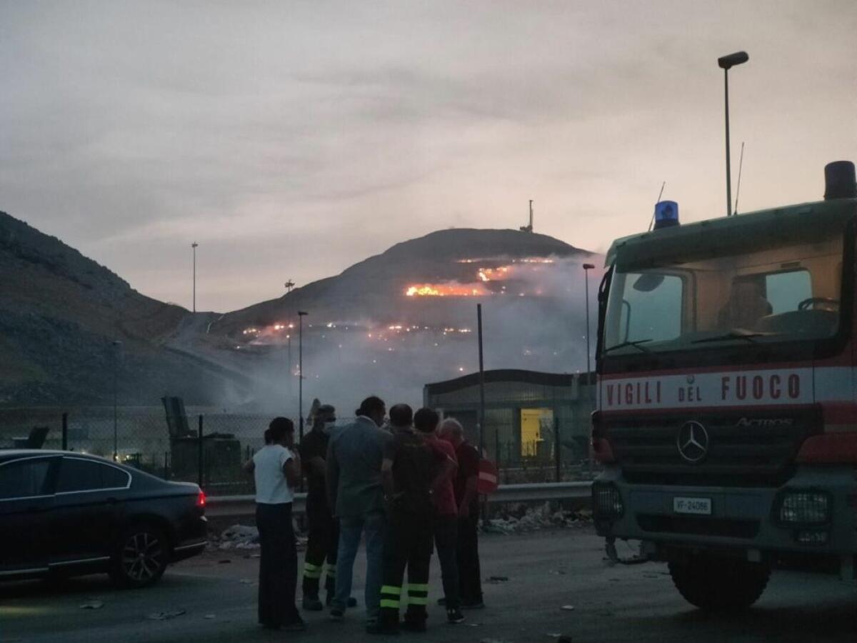 Sicilia nella morsa del fuoco, a Palermo brucia la discarica di Bellolampo - 