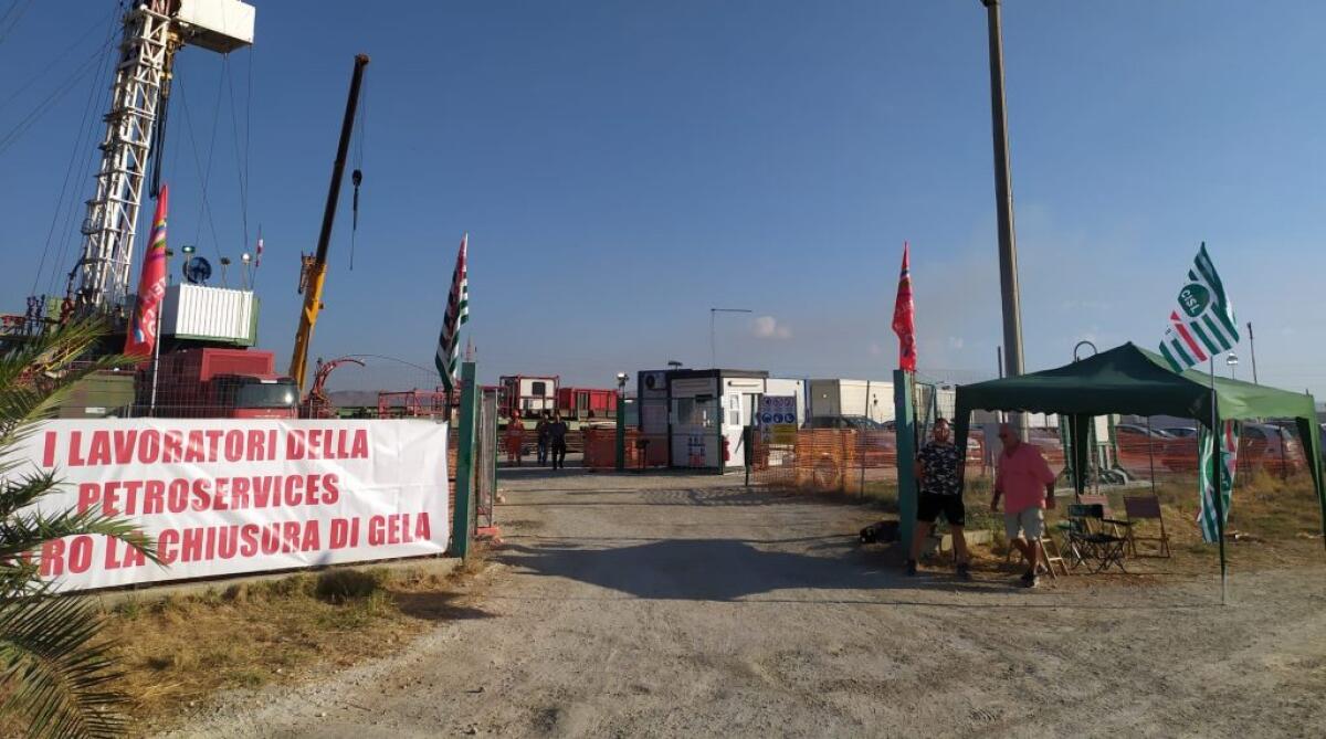 Petroservices, si riaccende la protesta dei lavoratori: "Due licenziamenti ingiustificati" - Un sit-in dei lavoratori