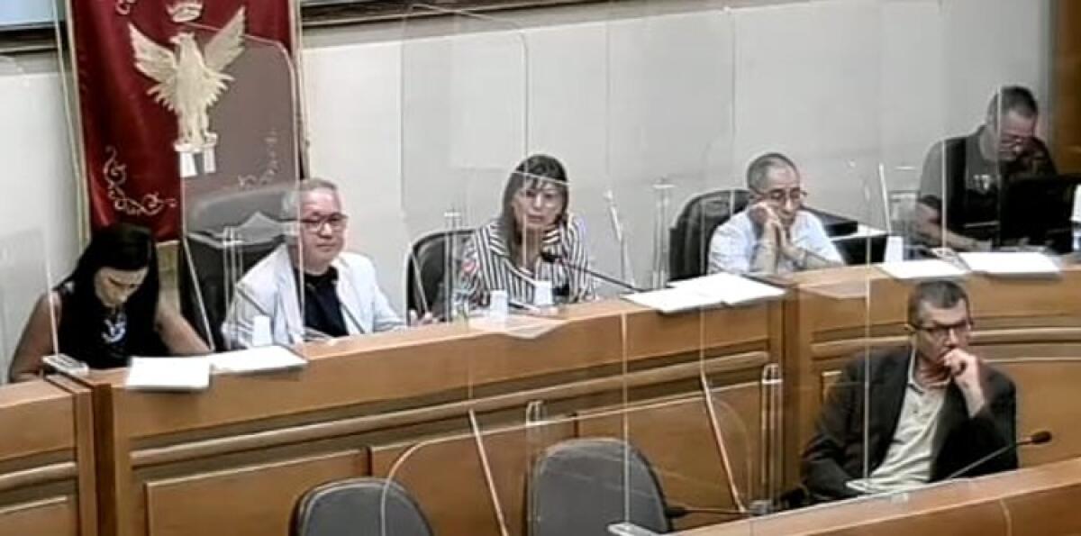 Non ci sono i proponenti, niente mozione sulla rinuncia alle indennità: ok a proposte "Rinnova" - 