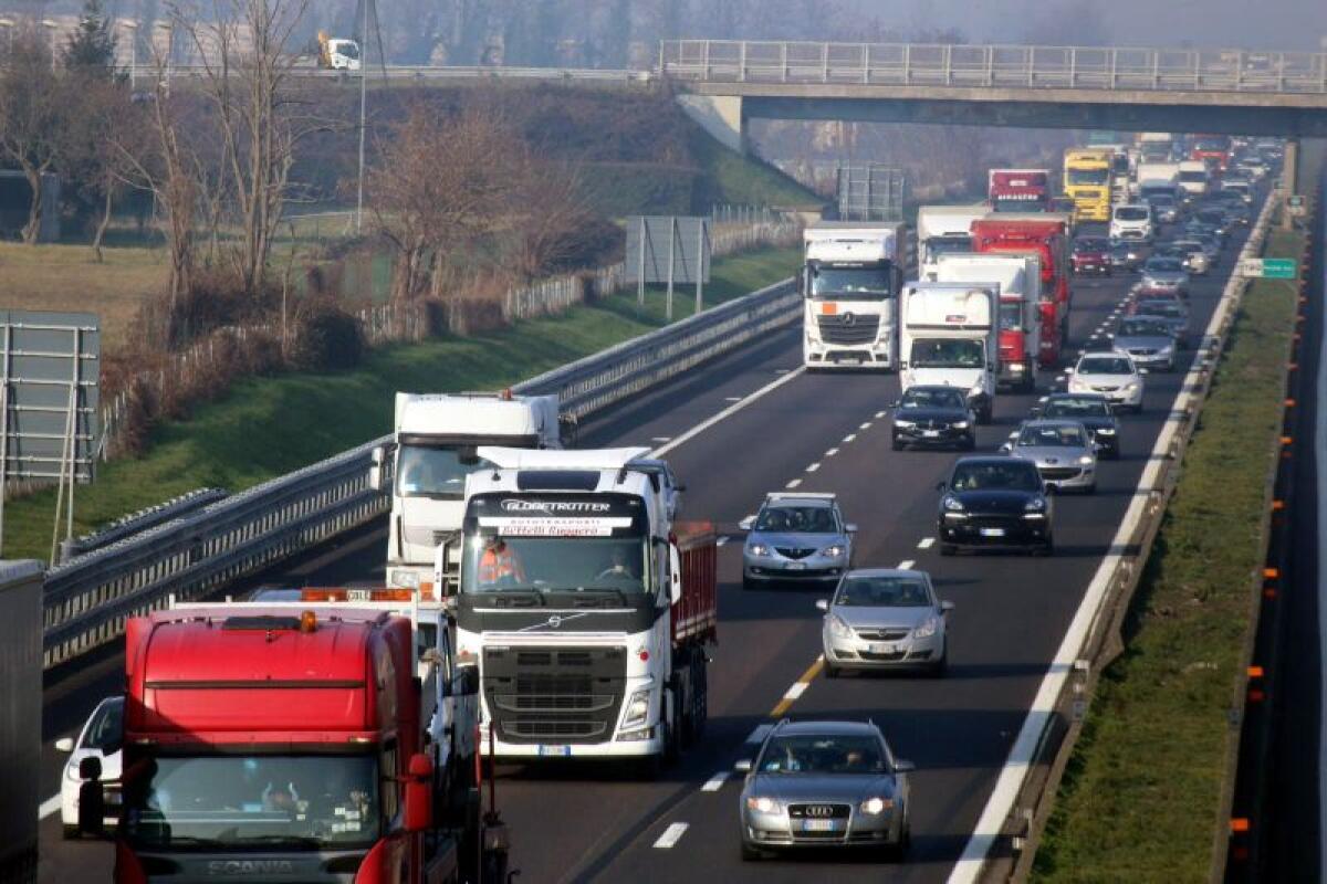 A luglio immatricolazioni auto in lieve calo - 