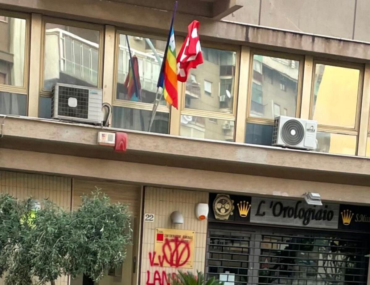 Imbrattata con scritte offensive la sede regionale della Cgil a Palermo - 