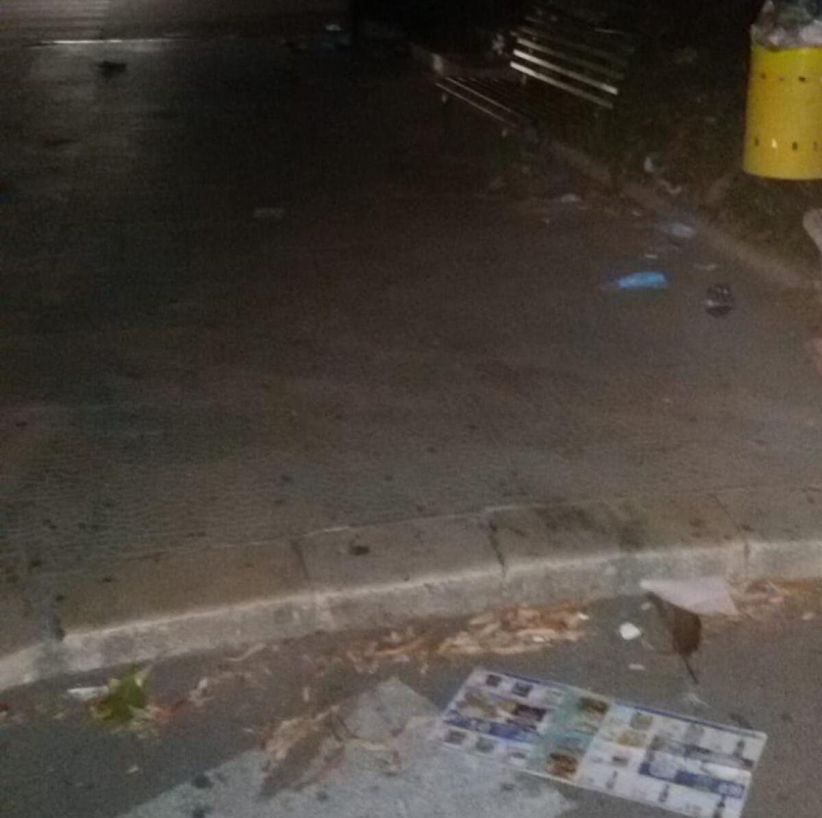 Incuria, rifiuti e manutenzione che non c'è, in ospedale il decoro è il grande assente - Rifiuti all'ingresso dell'ospedale