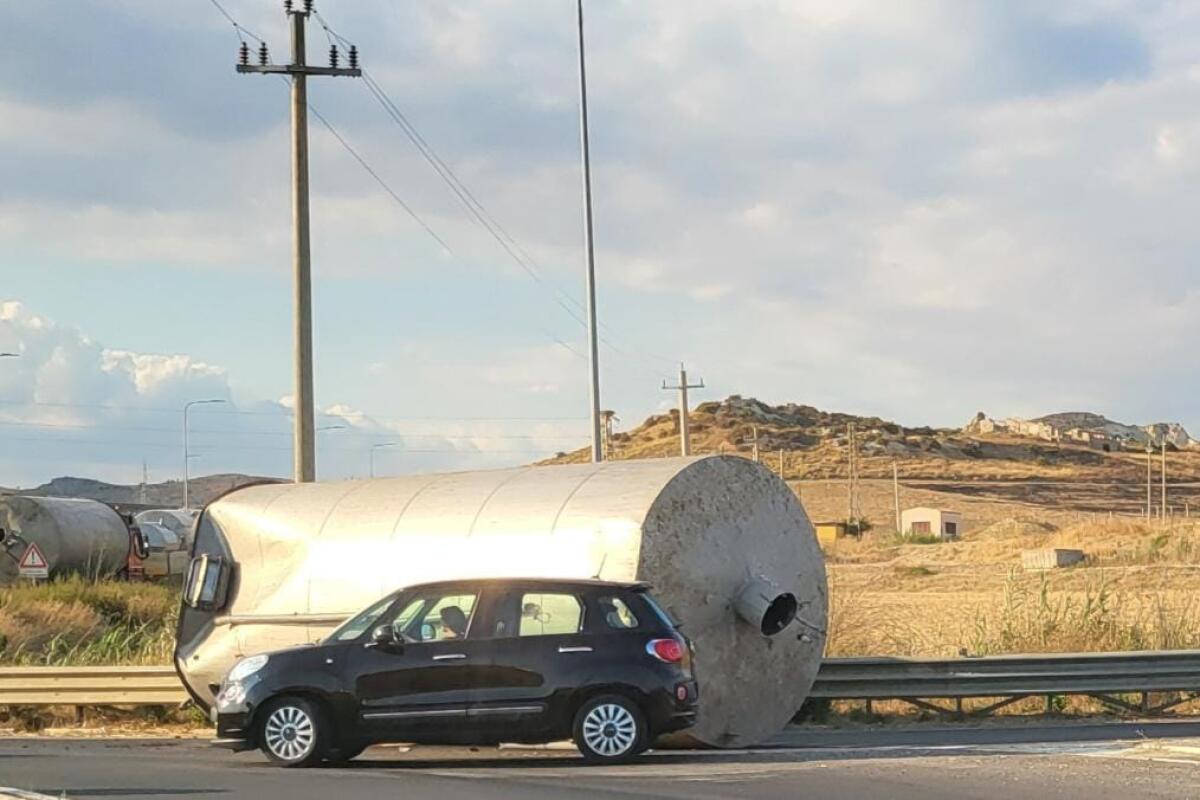 Paura sulla Gela-Catania, pesante cisterna finisce in strada - 