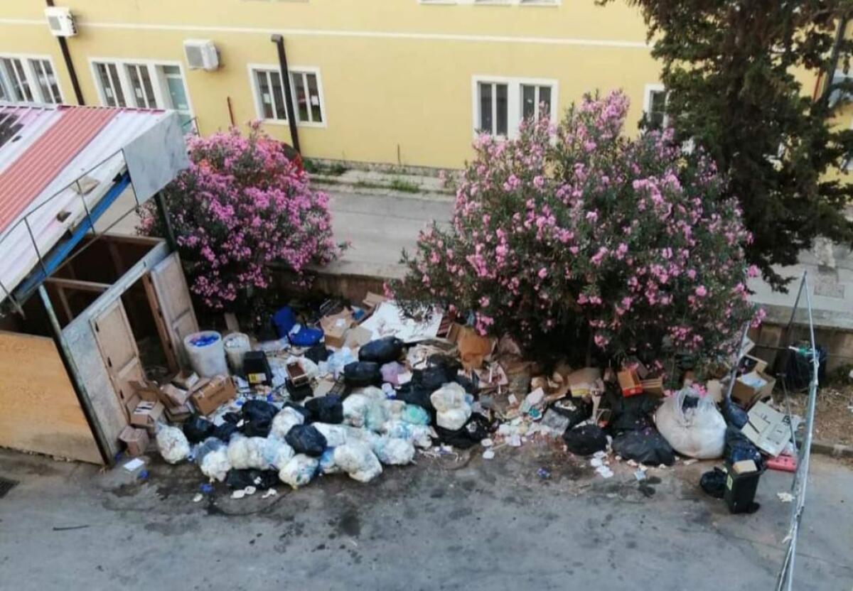 Discarica abusiva al "Vittorio Emanuele", scatta sequestro: indagine in corso - I rifiuti stoccati nell'area dell'ex pronto soccorso