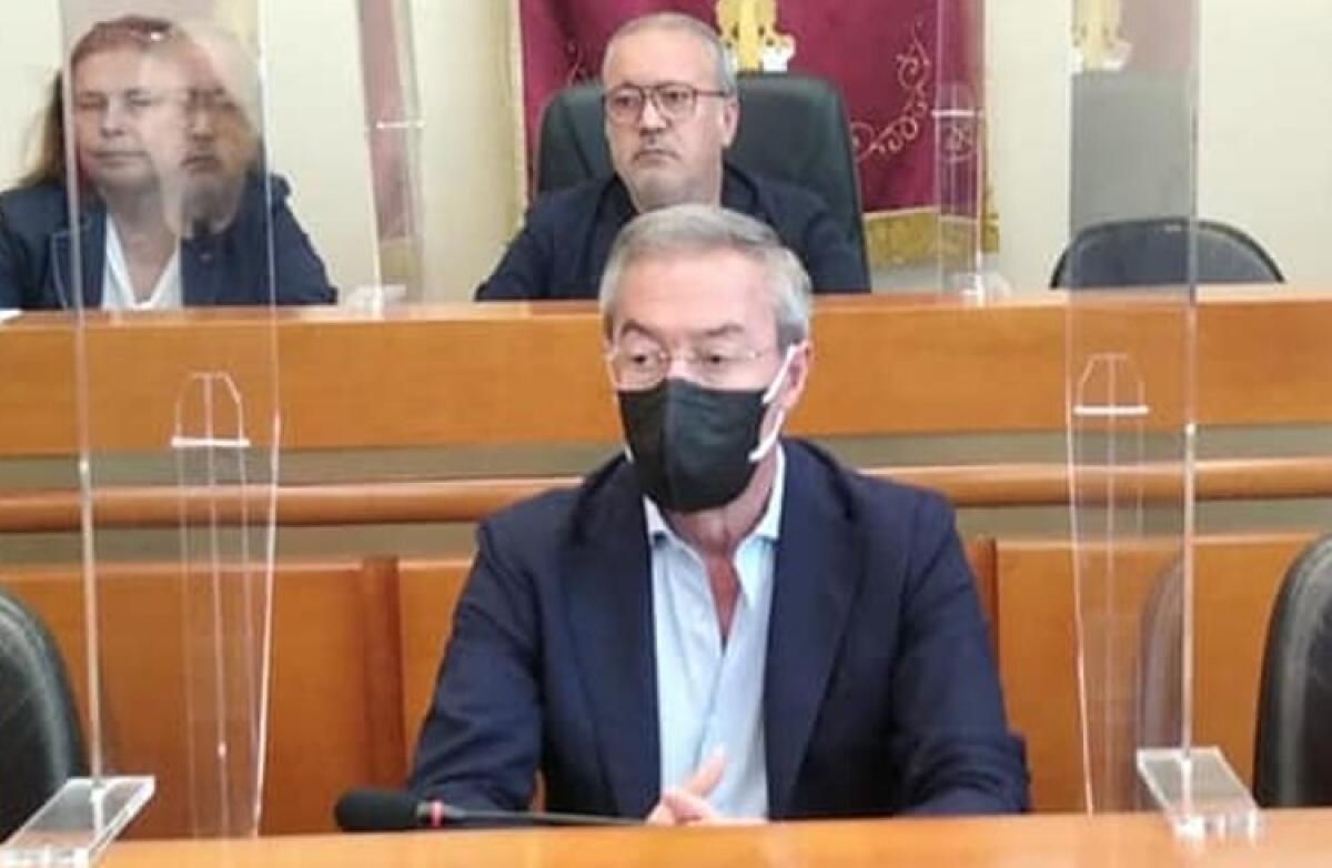 "Basta strumentalizzazioni sui rifiuti", Greco: "Candidati si schierino su questione morale" - Il sindaco Greco in aula consiliare