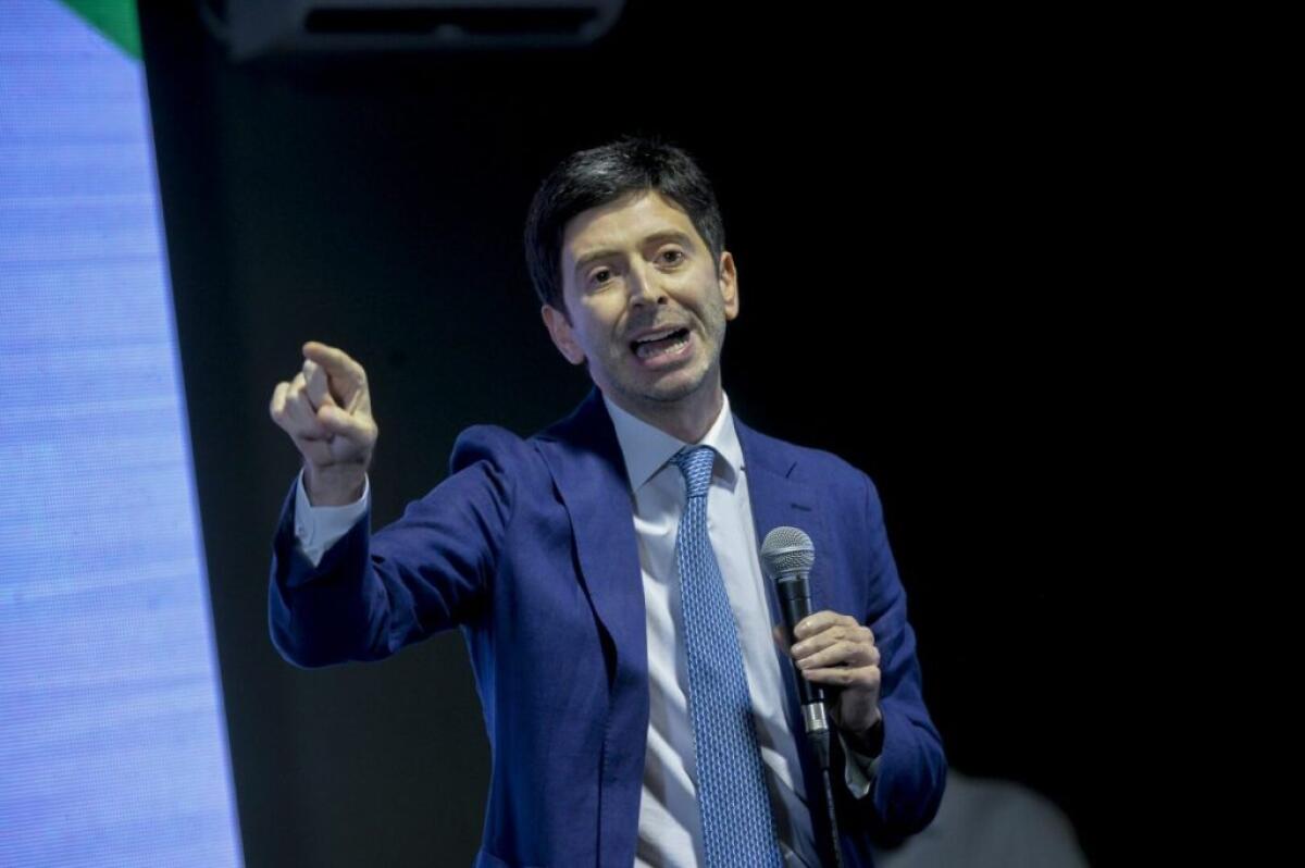 Covid, Speranza “Serve chiarezza, c’è chi strizza l’occhio ai no vax” - 