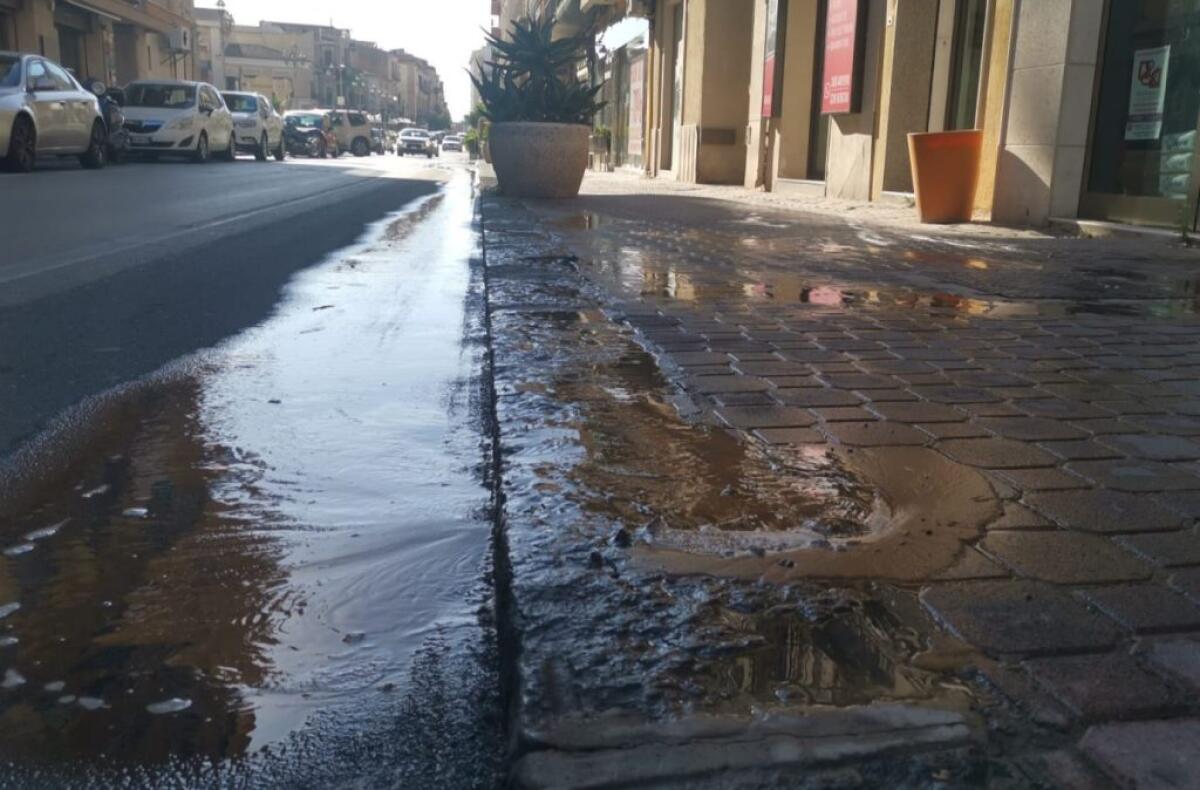 Perdite idriche in centro storico, l'acqua finisce  in strada - 