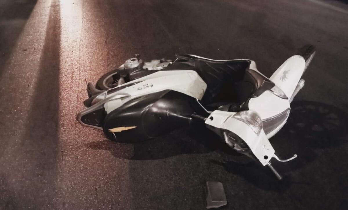 Incidenti a catena in via Niscemi, liquido in strada e tanti pericoli - Uno degli scooter finiti a terra