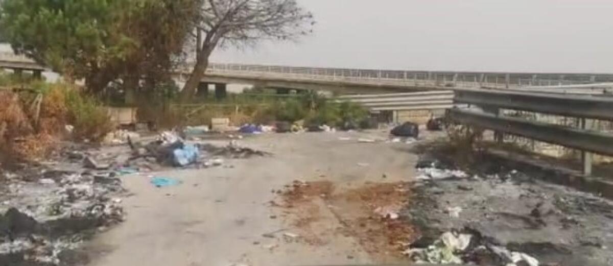 Montelungo, rifiuti abbandonati e dati alle fiamme: situazione ancora d'emergenza - Rifiuti dati alle fiamme