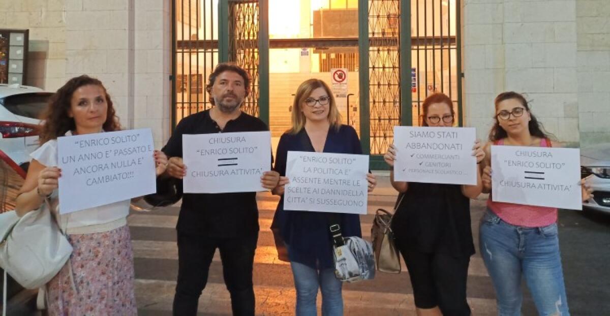 Un anno fa "Solito" fu interdetta, genitori ed esercenti: "Abbandonati, politica assente" - Genitori ed esercenti insieme per ricordare che la scuola è ancora chiusa