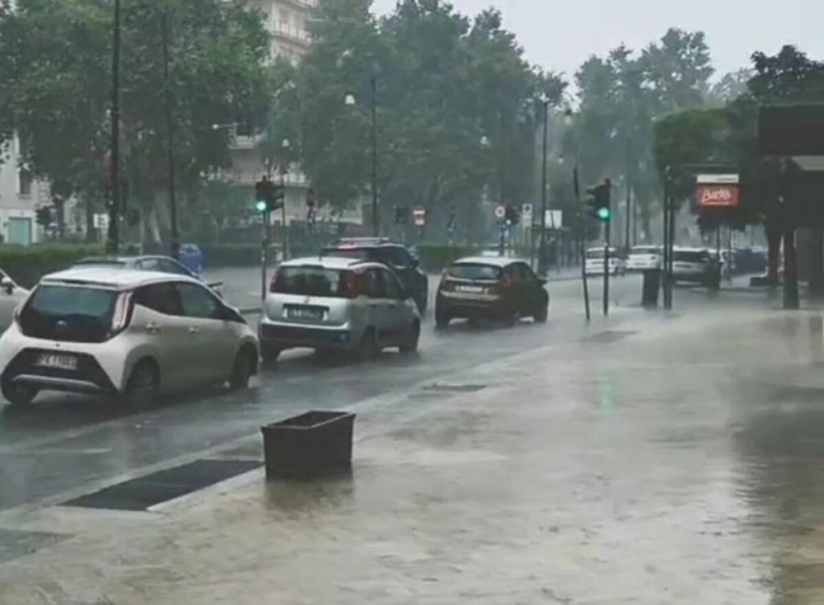 Maltempo, nubifragio a Palermo con disagi e strade allagate -