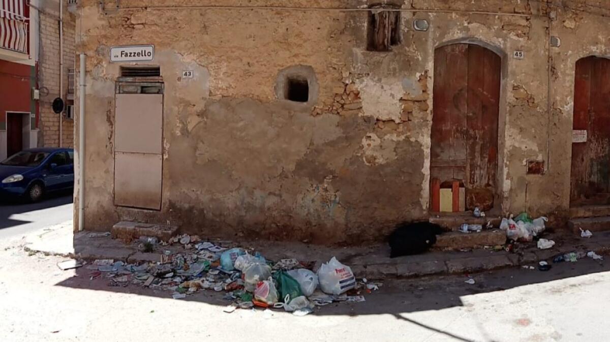 Rifiuti e inerti in strada, in via Fazzello da tempo si chiede di intervenire - 