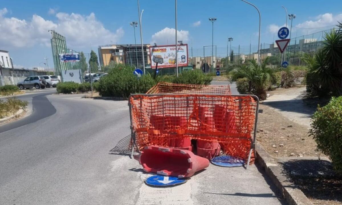 Uno scavo e il cantiere non rimosso: residenti, "è lì da almeno venti giorni" - Il cantiere a Macchitella