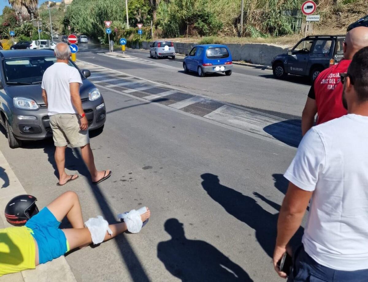 Acqua in strada sul lungomare, scooterista cade e finisce in ospedale - L'incidente sul lungomare