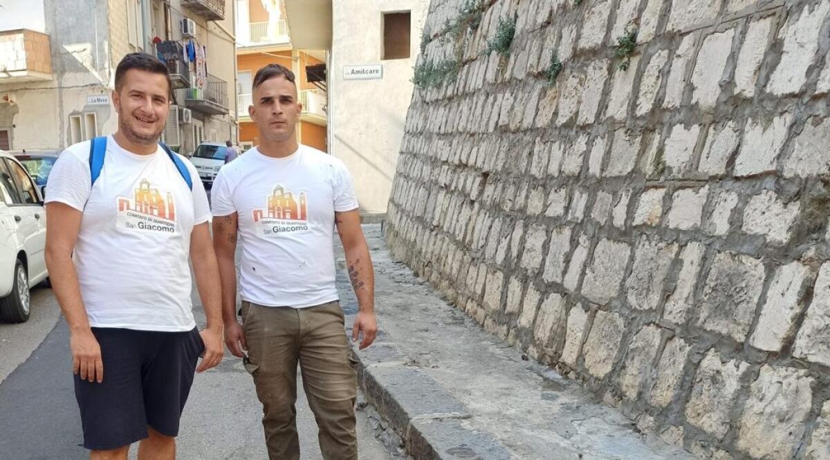 A San Giacomo lavori in corso, i residenti ripuliscono un'altra scalinata - Giorrannello e Savatta del comitato di quartiere