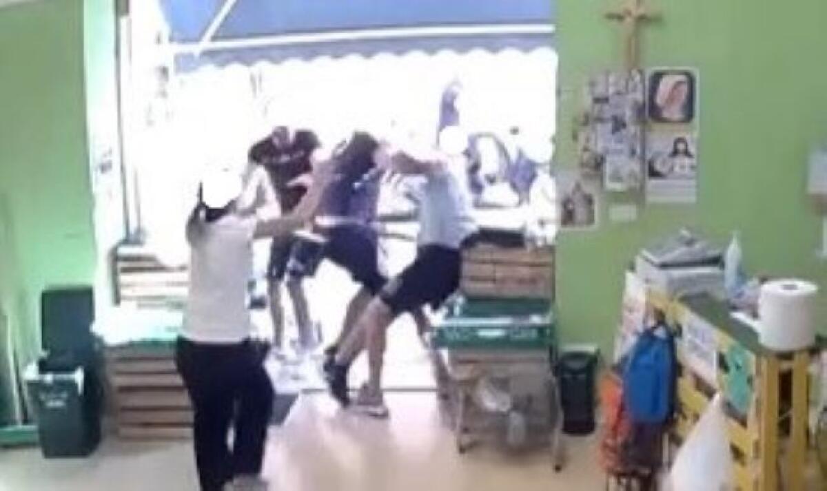 Bastoni e violenza in pieno centro storico, in un video l'aggressione ad un esercente - L'aggressione ripresa in un video