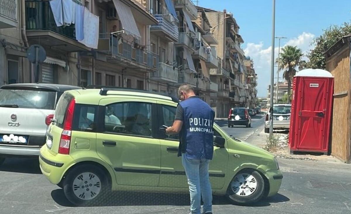 Incidente in via Recanati, impatto nei pressi di un incrocio stradale - 