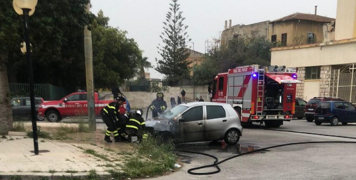 Fiamme a pochi passi dalla chiesa, auto incendiata: c'è un indagato, è stato arrestato - Il rogo ha quasi del tutto avvolto la vettura