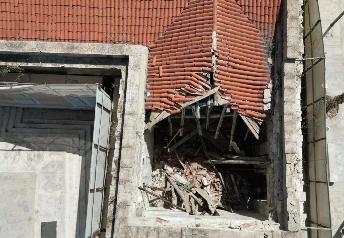 L'ex dogana crolla, cedimenti interni nel cuore del lungomare - default