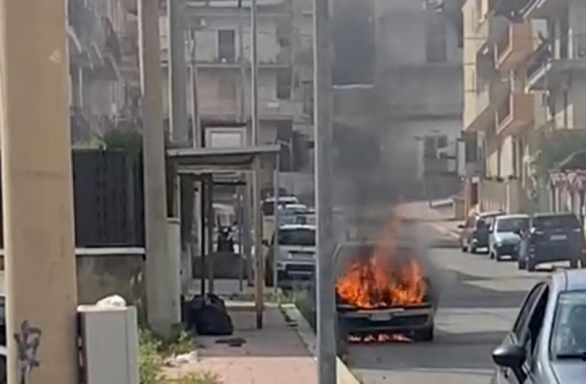 Fiamme in un'auto, incendio a Fondo Iozza: vettura stava circolando - 