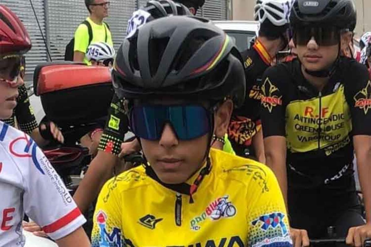 Ciclismo, Salvatore Caruso protagonista tra gli "esordienti" anche in Toscana - Nella foto grando, con la maglia gialla: Salvatore Caruso, categoria Esordienti.