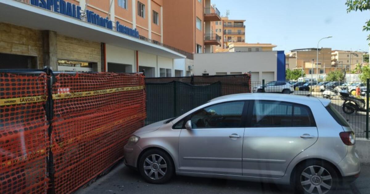 Parcheggio "selvaggio" in ospedale, le auto intasano gli spazi delle ambulanze -