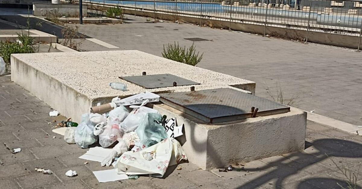 Palazzo di giustizia, nell'area adiacente rifiuti e verde incolto - Rifiuti davanti palazzo di giustizia