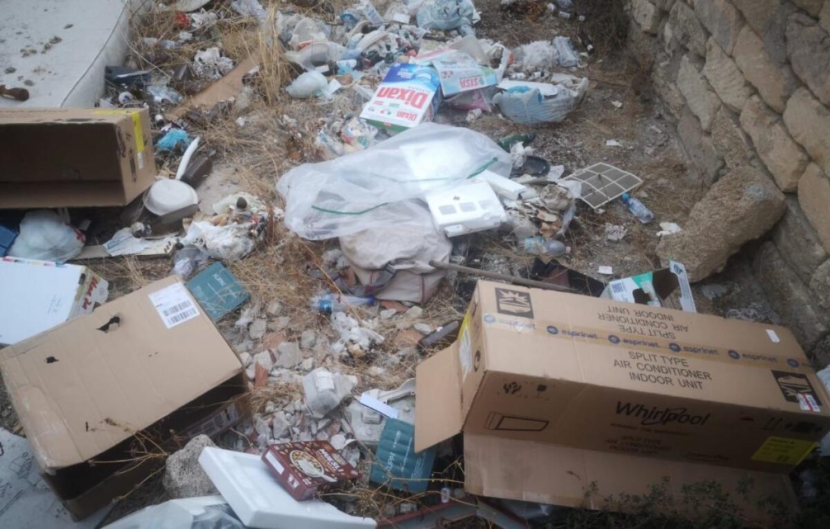 Via Crispi, un'area privata trasformata in discarica abusiva - I rifiuti all'interno dell'area privata