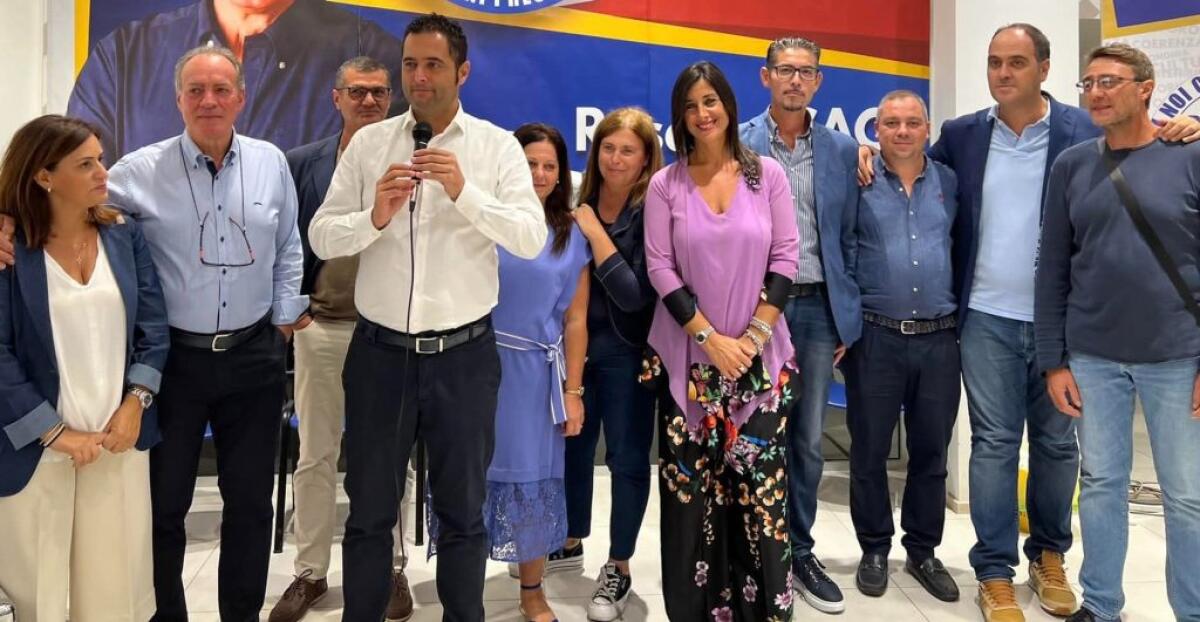 "Gruppo civico va avanti", Di Stefano: "Attacchi? Se qualcuno vuole posti posso cederglielo" - Di Stefano in un intervento della campagna elettorale per le regionali