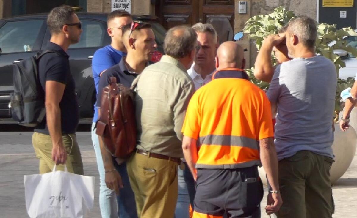 Rifiuti, intesa su bandi per le assunzioni: verso ultima proroga, sciopero sarà revocato - Lavoratori del servzo rifiuti e sindacalisti in piazza Municipio