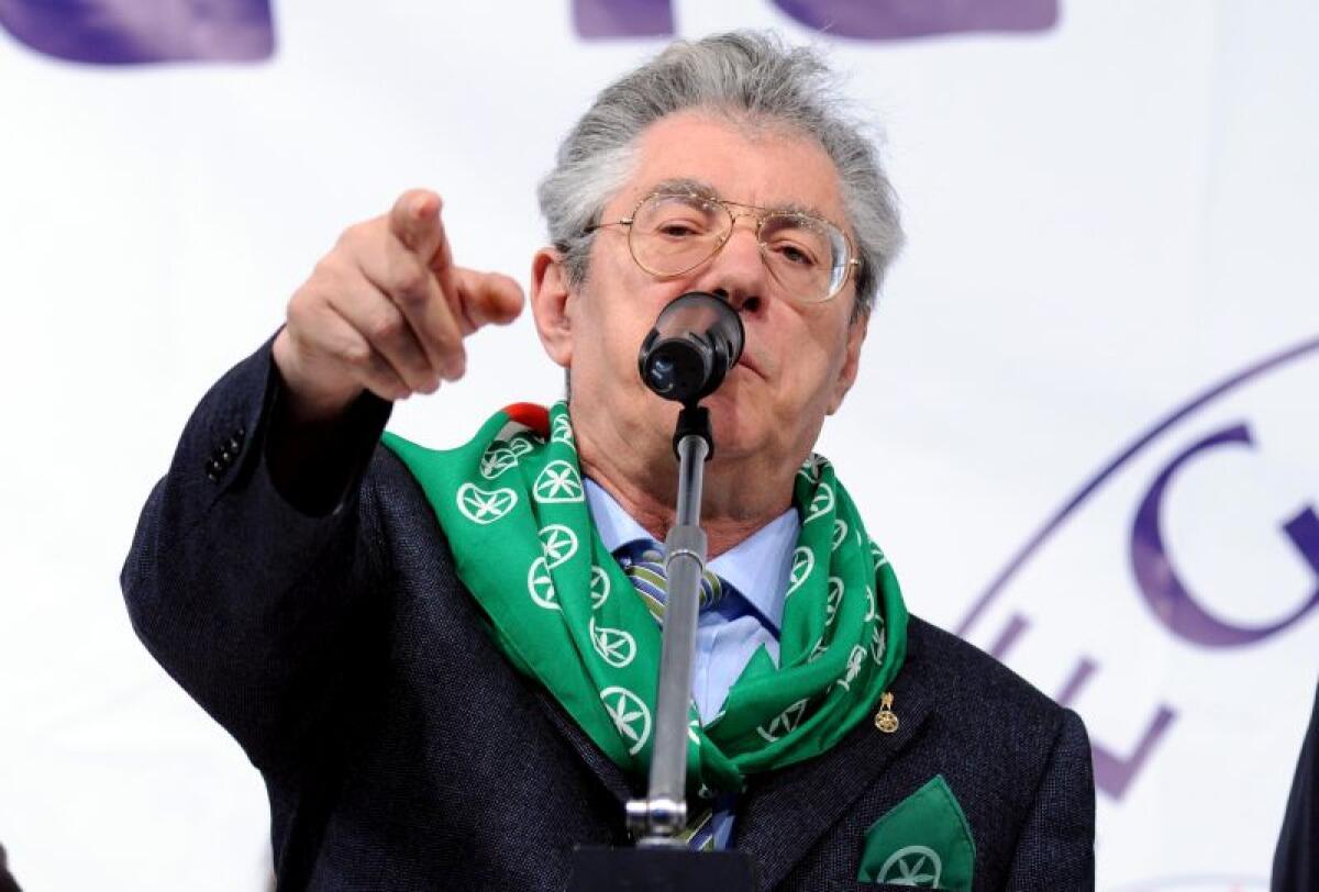 Lega, Salvini “Proporrò Bossi senatore a vita” -