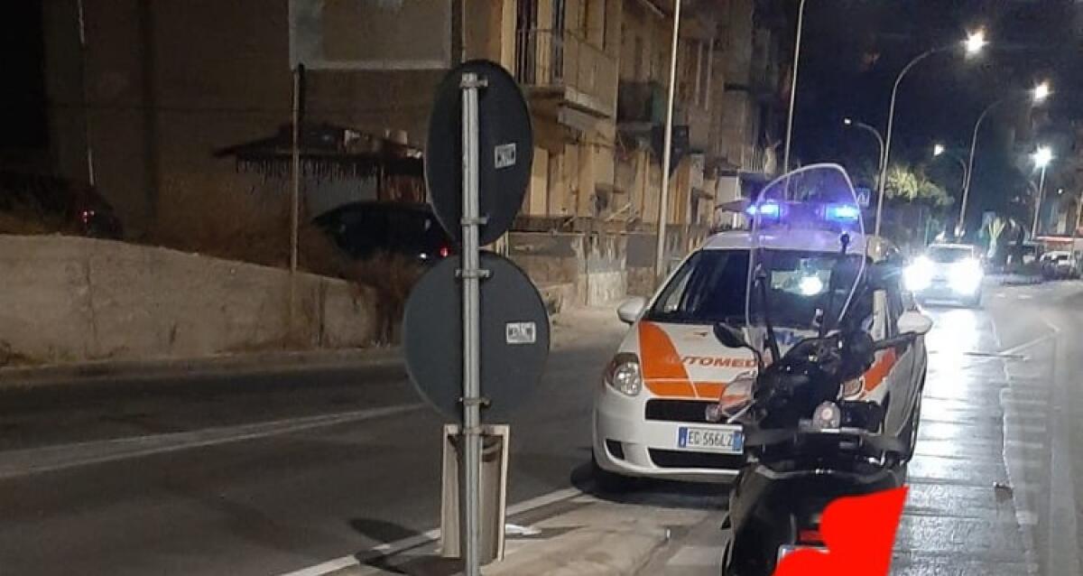 Troppa acqua in strada alla rotonda sul lungomare, un altro incidente: due minori feriti - L'incidente alla rotonda stradale