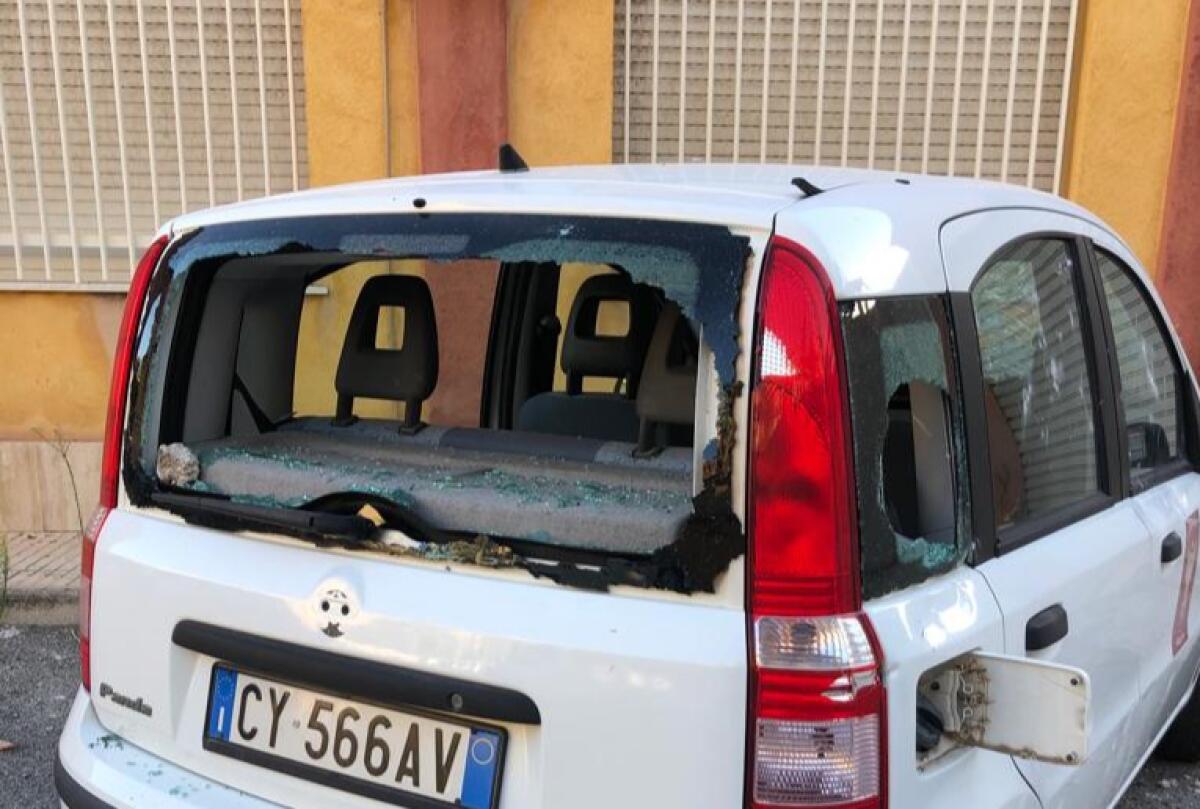 Pietre contro un'auto comunale, danneggiata vettura dei lavori pubblici - 