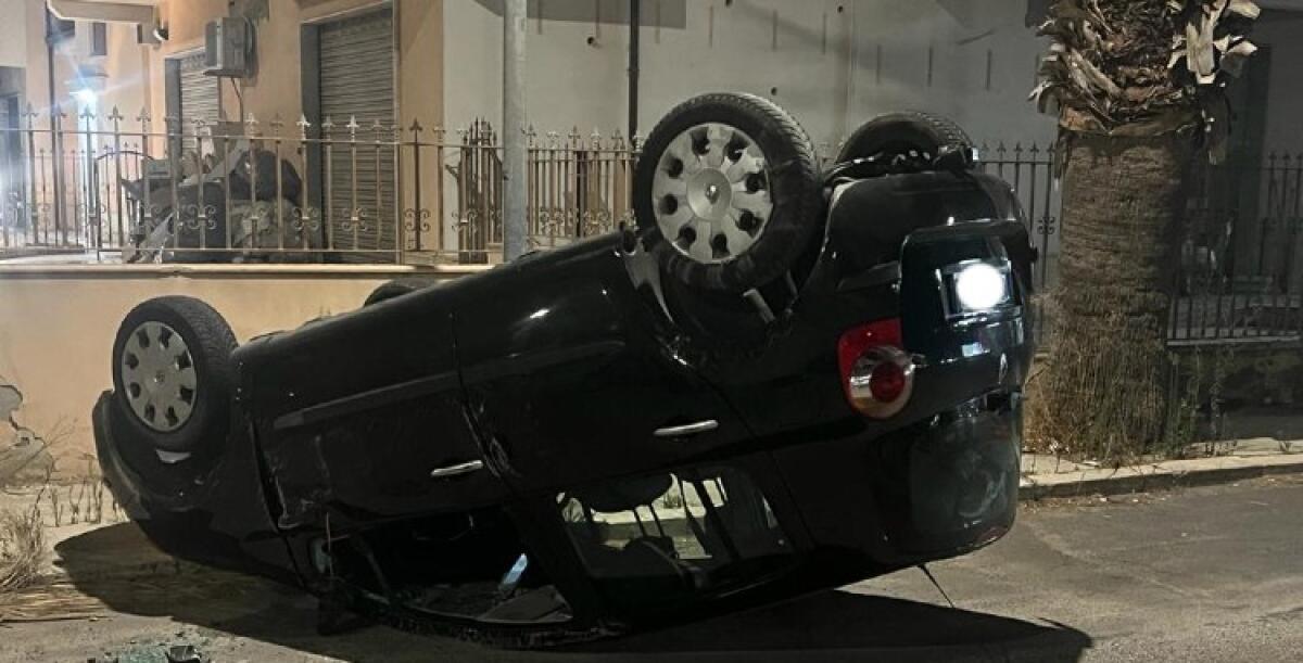 Auto ribaltata, incidente nelle strade a ridosso di via Venezia - L'auto ribaltata