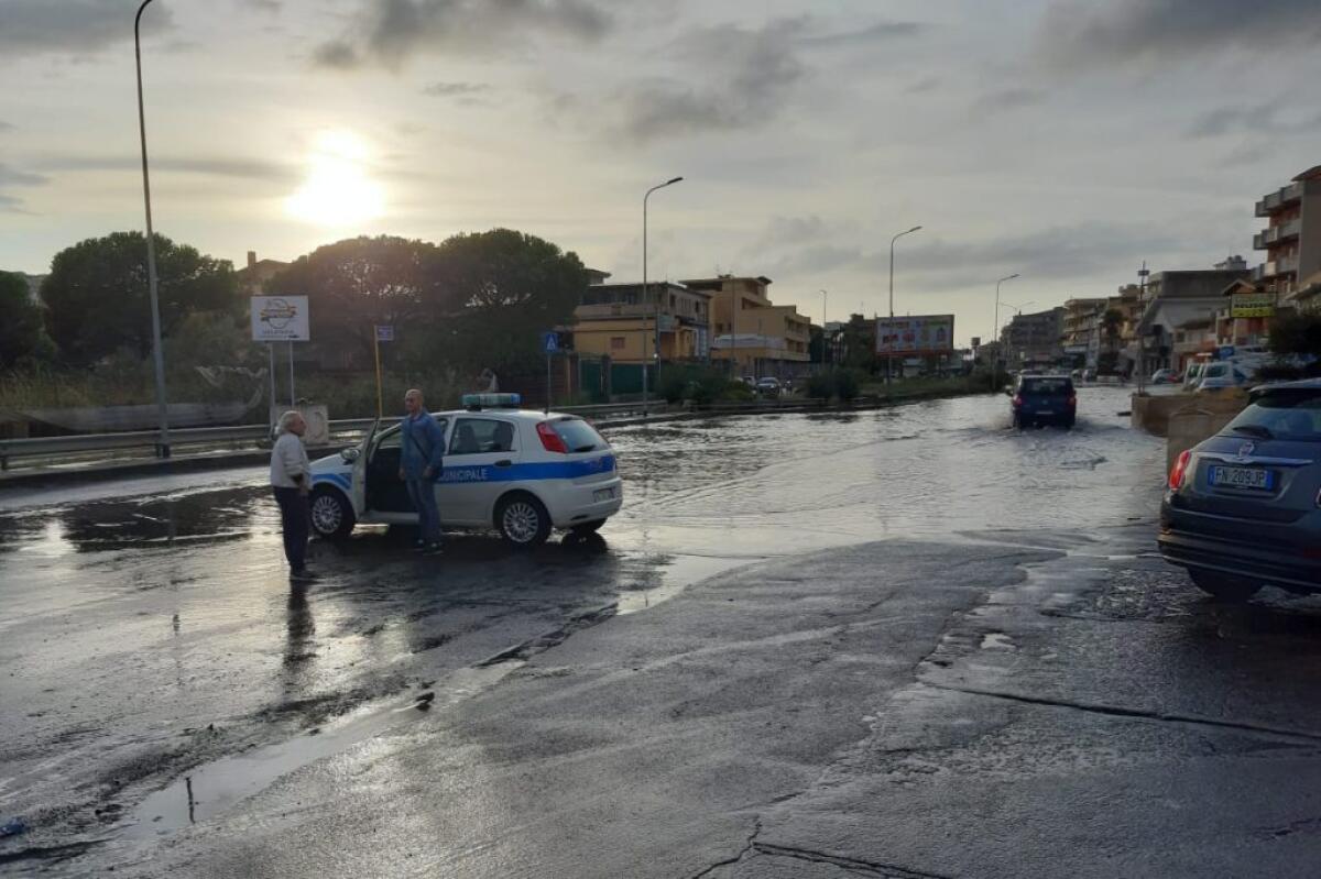 Via Venezia allagata, transito bloccato: effetti delle piogge sulla città -