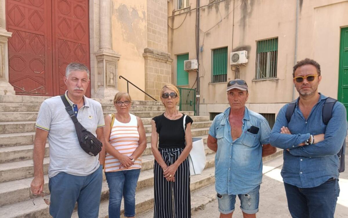 Strisce blu, "lavoratori storici vanno assunti": sit in con la Filcams - I lavoratori e il segretario Filcams Corallo