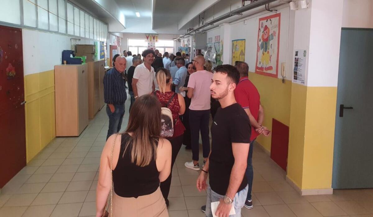 Election day, primi dati affluenza: 18,39 per cento nazionale, in città 10 per cento - Elettori in un seggio della città