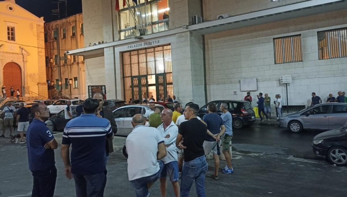 Servizio rifiuti, questa sera atti sotto esame del consiglio: lavoratori Tekra in municipio - Lavoratori Tekra davanti al municipio