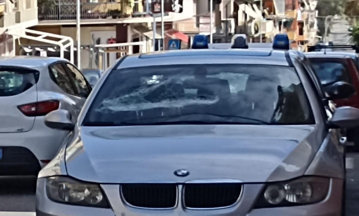 Bastoni e i vetri di un'auto infranti, violenza e aggressione in via Cascino - 