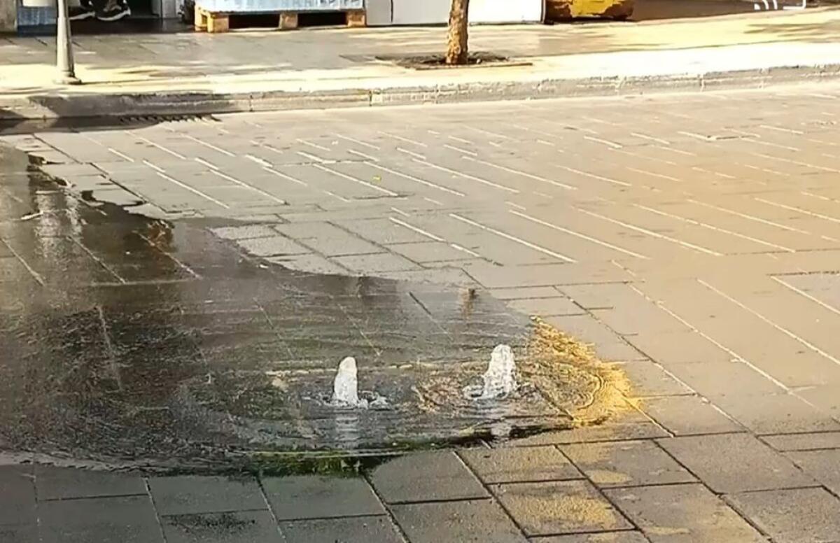 Copiosa perdita idrica nei pressi del cimitero monumentale, acqua in strada -