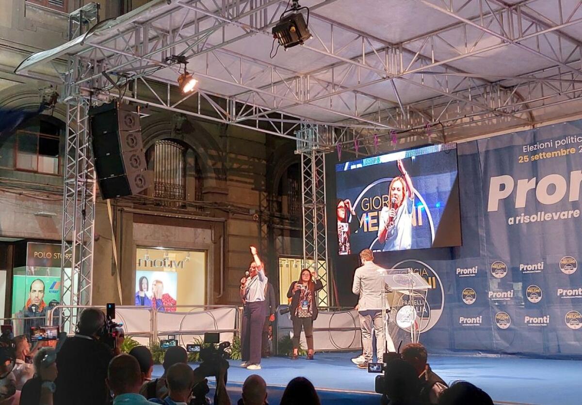 Meloni a Palermo, “Urlo più di chi mi contesta, lavoro e stop barconi” -