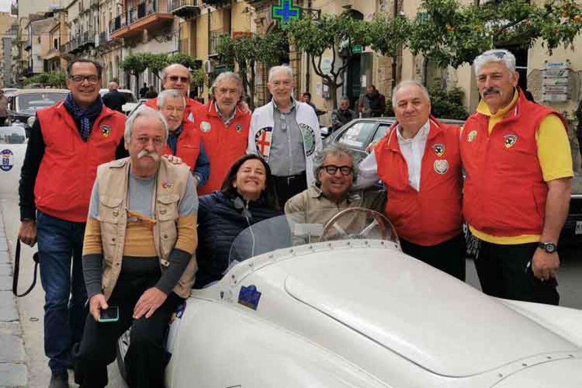 Raduno della solidarietà con auto e moto d'epoca del Veteran Motor Club - Nella foto in alto: il direttivo del Veteran Motor Club presieduto da Giuseppe Mangione
